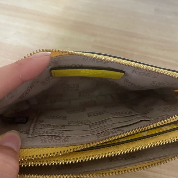 Michael Kors Jet Set Travel Wristlet - Picture 7 of 7